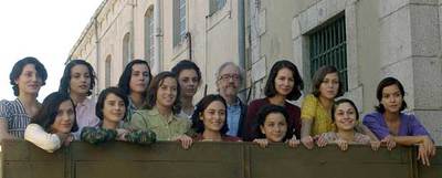 Emilio Martínez Lázaro, con las actrices de su película  Las 13 rosas .