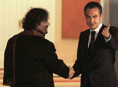 El líder libio, Muammar el Gaddafi, saluda al presidente del Gobierno, José Luis Rodríguez Zapatero, en La Moncloa.