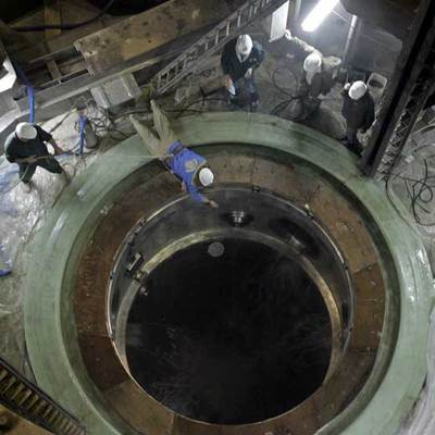 Un grupo de técnicos trabaja en el reactor de la planta nuclear de Bushehr, en Irán, en abril de este año.