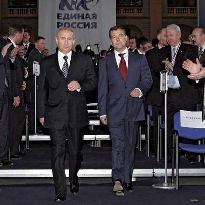Vladímir Putin y Dmitri Medvédev, ayer en el congreso de Rusia Unida.