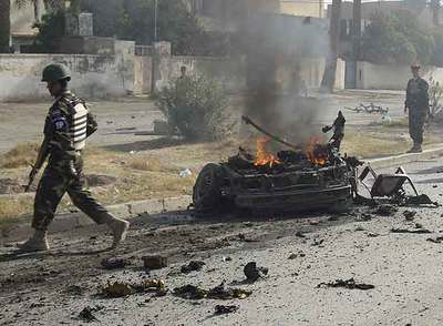 Un policía iraquí inspecciona el lugar donde estalló la bomba de un ataque suicida ayer en Baquba.