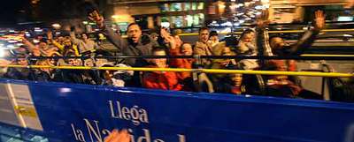 Viajeros en la planta de arriba del autobús, que siempre va llena pese al frío.