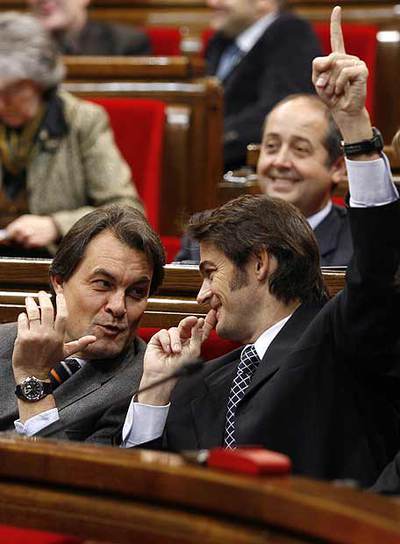 Artur Mas con el portavoz parlamentario de CiU, Oriol Pujol, ayer.