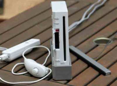 La consola Wii de Nintendo con sus mandos Wiimote y Nunchuk.