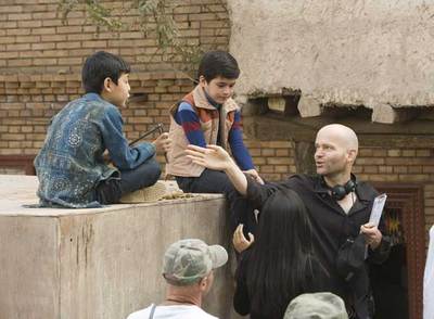Marc Forster, a la derecha, dirige a los dos niños intérpretes de  Cometas en el cielo. 