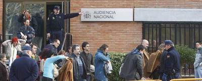 Familiares de los acusados son desalojados del pabellón de la Audiencia Nacional en la Casa de Campo.