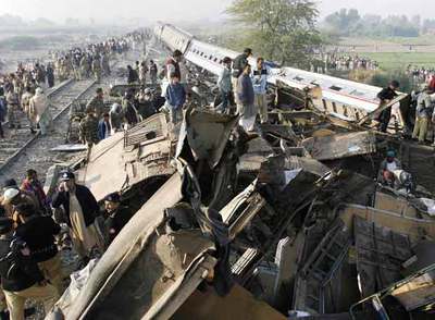 Decenas de muertos al descarrilar un tren en Pakistán