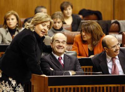 La diputada Clara Aguilera pidió hacerse una foto con Manuel Chaves en el último pleno de la legislatura.