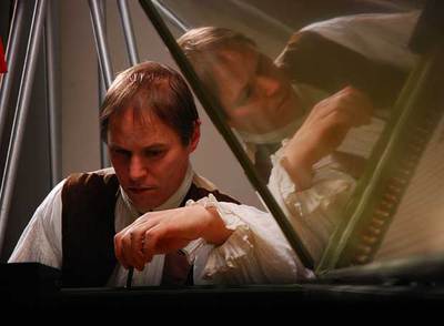 Christian Brembeck, que encarna al compositor alemán en  El silencio antes de Bach. 