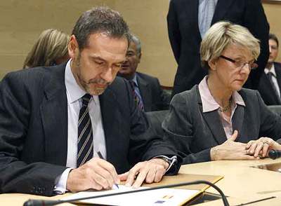 El conselleiro Fernández Antonio y la comisaria de Política Regional, Danuta Hübner, en la firma de los fondos.
