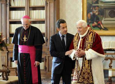 EL PAPA RECIBE A SARKOZY
