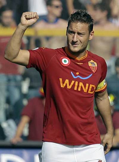 Totti celebra un gol con el Roma.