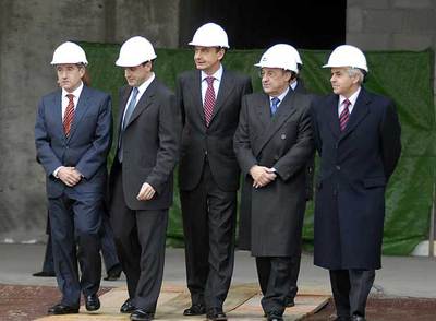Zapatero, acompañado por el presidente de ACS, Florentino Pérez (a su izquierda), visita las obras del Instituto Técnico de Comunicación de León.