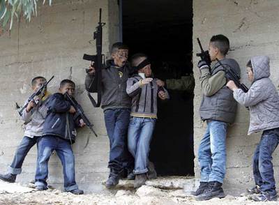 Un grupo de niños palestinos juega con armas de plástico en una calle de Jenin, en Cisjordania, el pasado jueves.