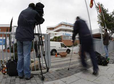 Cámaras de televisión hacen guardia delante de la clínica Ruber Internacional, donde está ingresado José Luis Moreno.