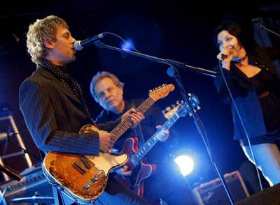Ariel Rot, Claudio Gabis y Mavi Díaz, durante el concierto.
