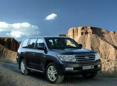 El nuevo 200 presenta un diseño de estilo clásico y contundente. A diferencia de la mayoría de los 4×4 exclusivos, prima las aptitudes en el campo frente al dinamismo en asfalto.