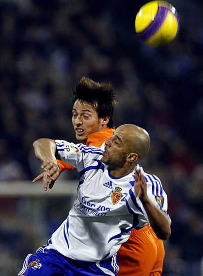 Silva y Luccin se disputan el balón.