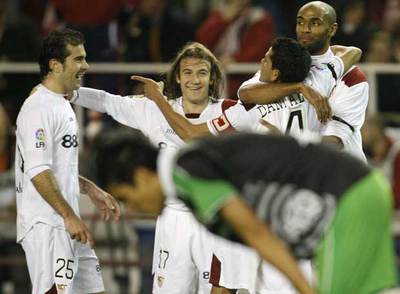 Kanouté, a la derecha, celebra el primer gol del Sevilla con Maresca, Capel y Dani Alves.