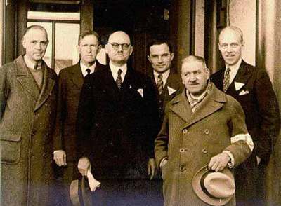 John Rabe (tercero por la izquierda) posa en Nanking en 1938 en compañía de un grupo de occidentales.