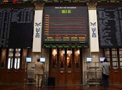 Paneles con las cotizaciones del mercado bursátil español en el  patio central de la Bolsa de Madrid.