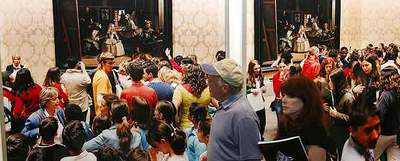 Visitantes en el Art Basel de Miami, en la exposición de fotografías de Thomas Struth titulada  Museo Prado .