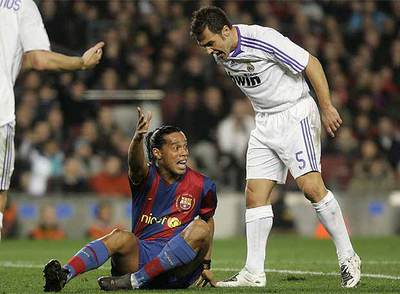 Ronaldinho reclama haber sido objeto de una falta mientras Cannavaro le reprocha su queja.