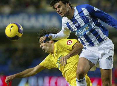 Pirès y Jesús Vázquez saltan por la pelota.