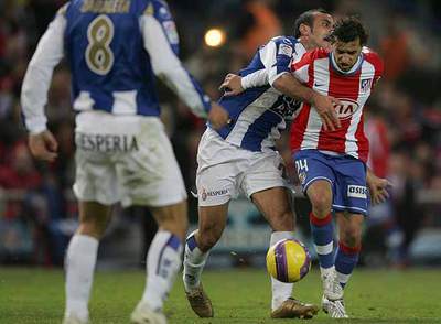 Simão intenta llevarse la pelota ante Moisés, que le hace falta.