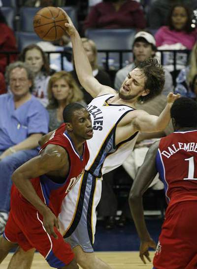 Gasol choca con Young en el partido contra Filadelfia.