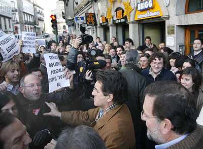 Trabajadores de TVG increpan a Rajoy por el bloqueo a las oposiciones