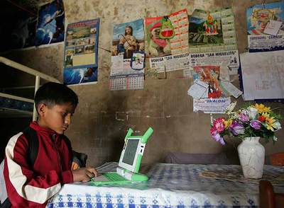 Kevin, un niño peruano de 11 años, navega en internet con su portátil en Arahuay, una aldea andina, la semana pasada.