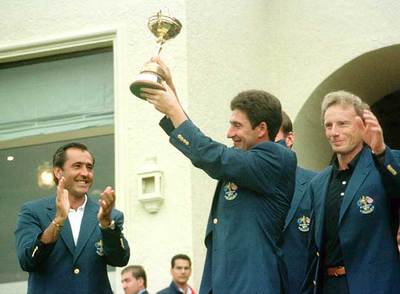 Severiano Ballesteros aplaude a José María Olazábal, que exhibe la Copa Ryder ante Nick Faldo (tapado) y Bernhard Langer.