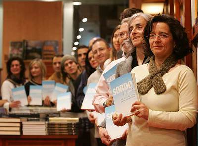 Los 13 autores del proyecto  Sordos ¡y qué!,   reunidos en Madrid para la presentación del libro en el que cuentan sus experiencias.