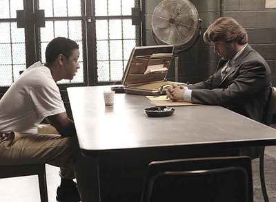 Denzel Washington y Russell Crowe, frente a frente en un fotograma de  American gangster. 