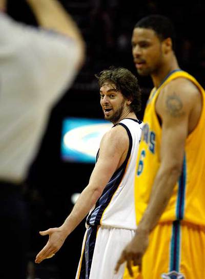 Gasol se dirige al árbitro tras ser objeto de falta ante los Hornets.