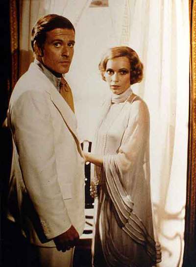 Ralph Laurent diseñó en 1974 el vestuario de la película  El Gran Gatsby,  dirigida por Jack Clayton. En la imagen, sus protagonistas, Robert Redford y Mia Farrow.