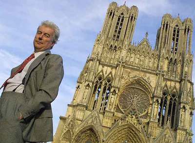 El escritor británico Ken Follett, que acaba de publicar  Un mundo sin fin,  segunda parte de  Los pilares de la Tierra,  ante de la catedral de Reims.