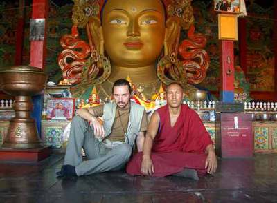 Andrés Pascual, autor de  El guardián de la flor de loto,  durante uno de sus viajes al Tíbet.