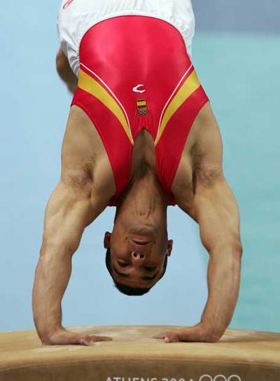 Gervasio Deferr, en el salto que le dio el oro olímpico en Atenas 2004.