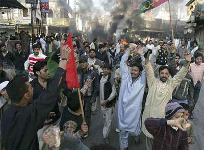 Seguidores de la ex primera ministra tomaron ayer las calles de Rawalpindi y quemaron neumáticos para mostrar su ira por el asesinato.