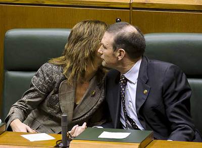 El  lehendakari  felicita con un beso a la consejera de Hacienda, Idoia Zenarruzabeitia, tras la aprobación de las cuentas.