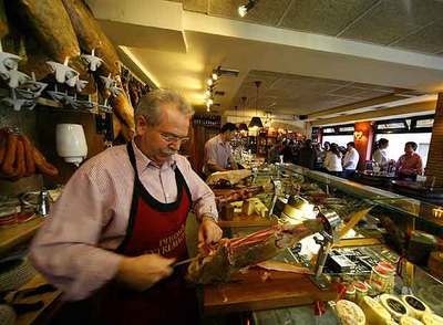 Ovidio Matamoros cortando jamón en El Miajón de los Castúos, en Madrid.
