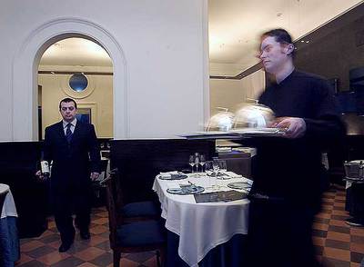 Comedor de Kresala, en Barcelona. Abajo, pichón en dos cocciones con  calvados,   tatin  de manzana y tabaco de cocina.