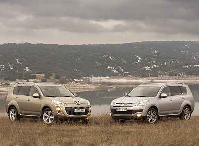 El Peugeot 4007 (izquierda) y el Citroën C-Crosser (derecha) comparten la misma carrocería, de diseño vanguardista y elegante, y se distinguen por los accesorios estéticos de cada marca: faros, parrilla, pilotos...