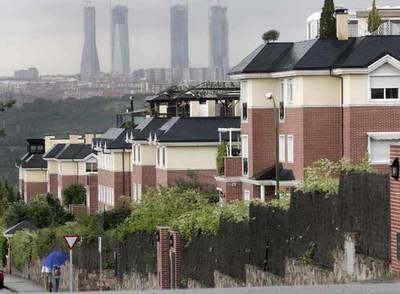 Construcción de viviendas en Valdemarín (Madrid), con las torres de la antigua ciudad deportiva del Real Madrid al fondo.