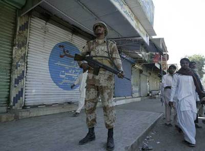 Un soldado hace guardia en una de las calles de Lakarna.