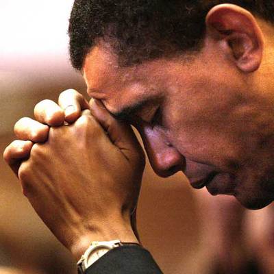 Barak Obama reza en la iglesia de la Trinidad, en Chicago, durante una misa celebrada en 2004.