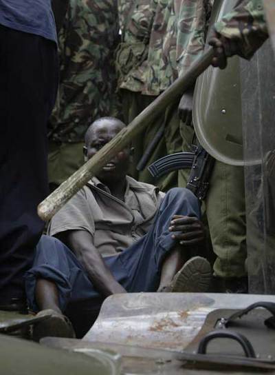 Un partidario del candidato Raila Odinga, detenido ayer tras participar en una protesta en Nairobi.