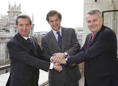 De izquierda a derecha los presidentes de Enel, F. Conti, Acciona, J.M. Entrecanales, y E. ON, W. Bernotat , tras pactar en abril el futuro de Endesa.